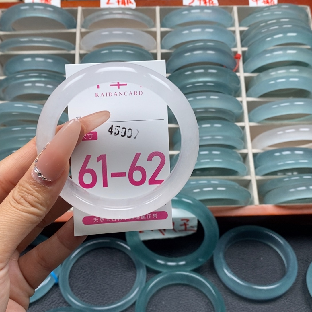 粥***粥石英质玉未镶嵌手镯