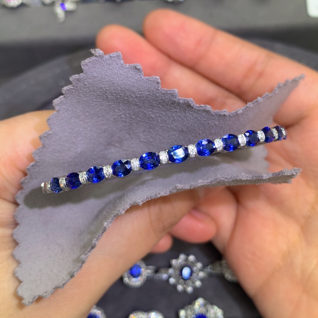 蓝宝石手镯18K金镶嵌清**嘟