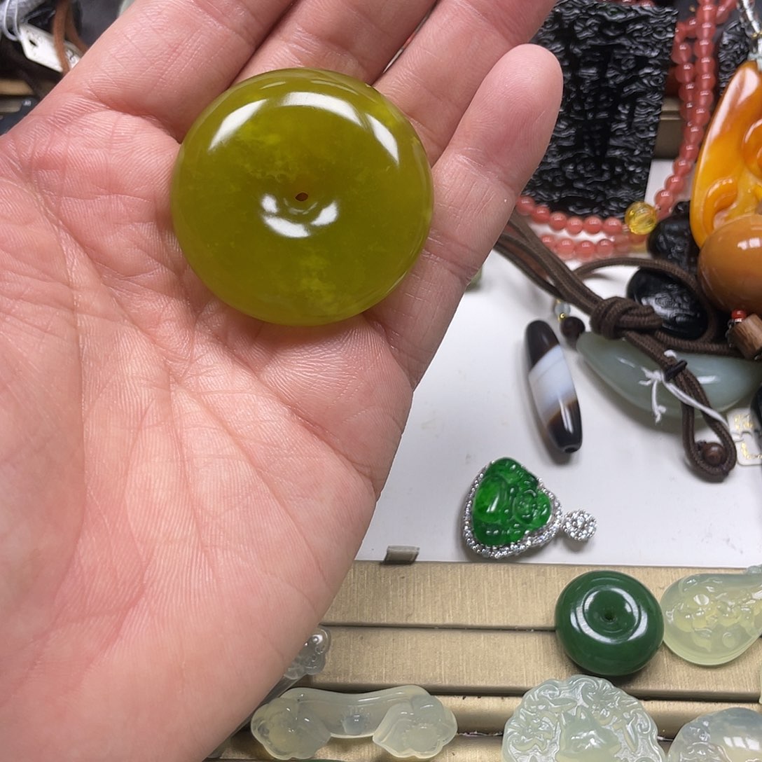 上***心蛇纹石玉未镶嵌颈饰