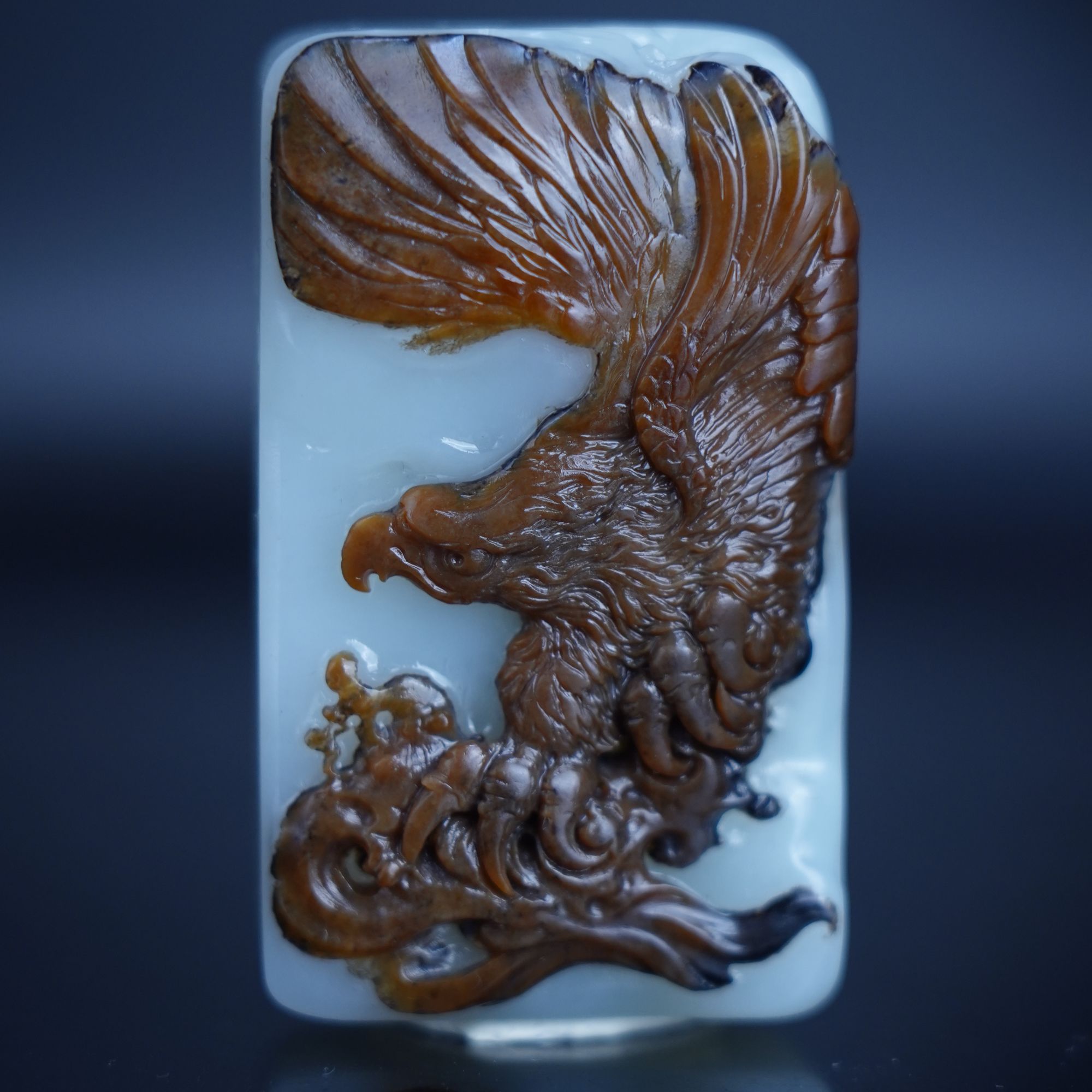 苏工玉石斋甄选-和田玉鹰纯手工雕刻精雕挂件鹰击长空