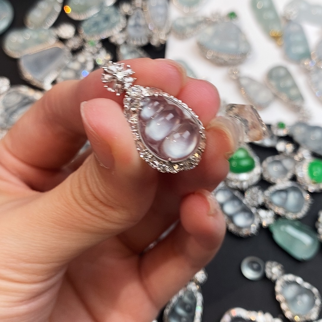 翡翠18K金镶嵌颈饰