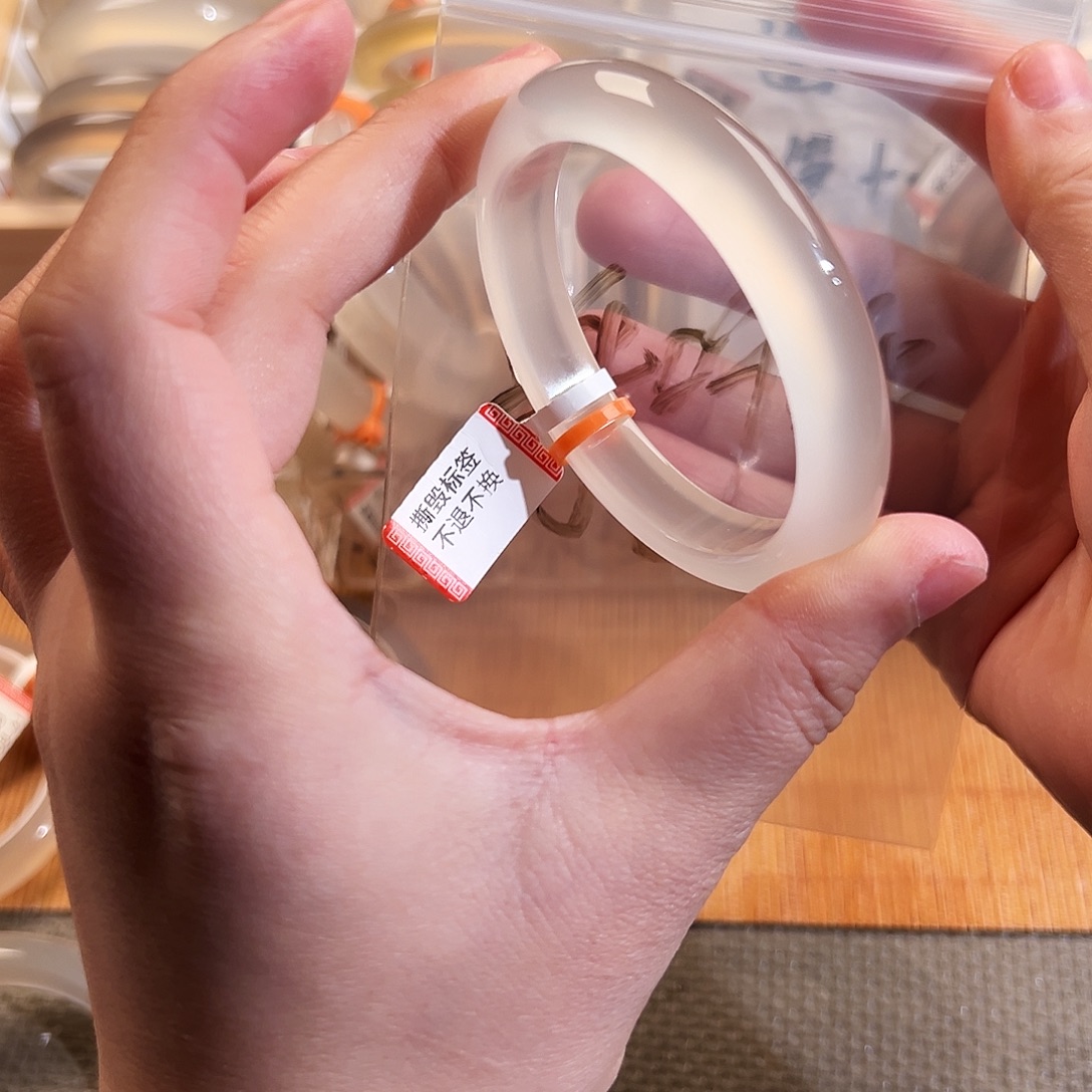 呼***呼玛瑙/玉髓未镶嵌手镯