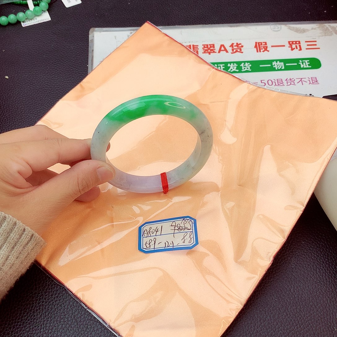 翡翠手镯未镶嵌翡翠