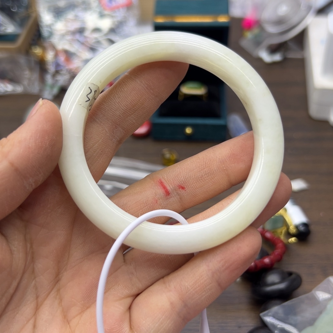 和田玉未镶嵌手镯59.6圈围443瑕