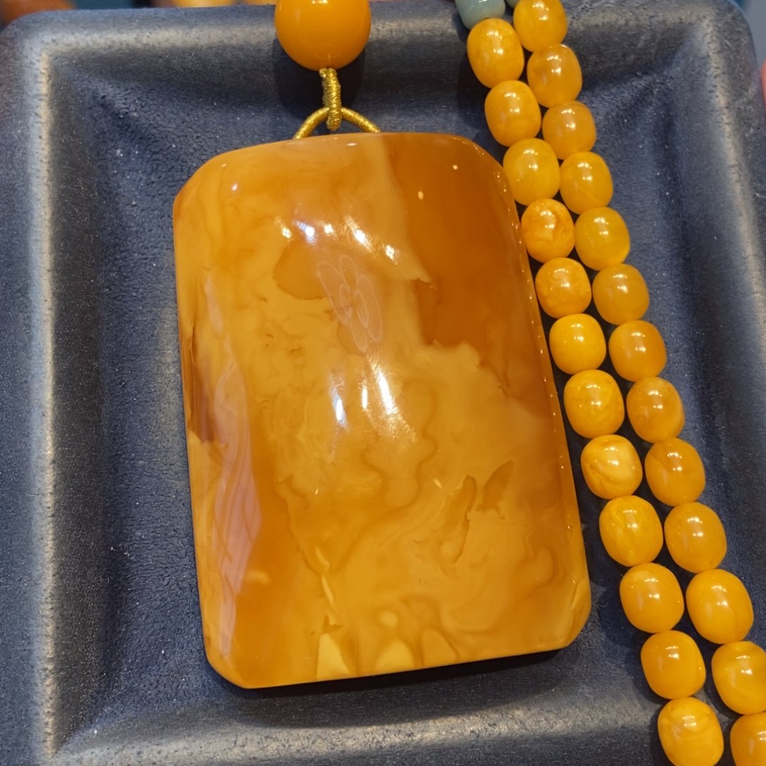 琥珀未镶嵌颈饰蜜蜡