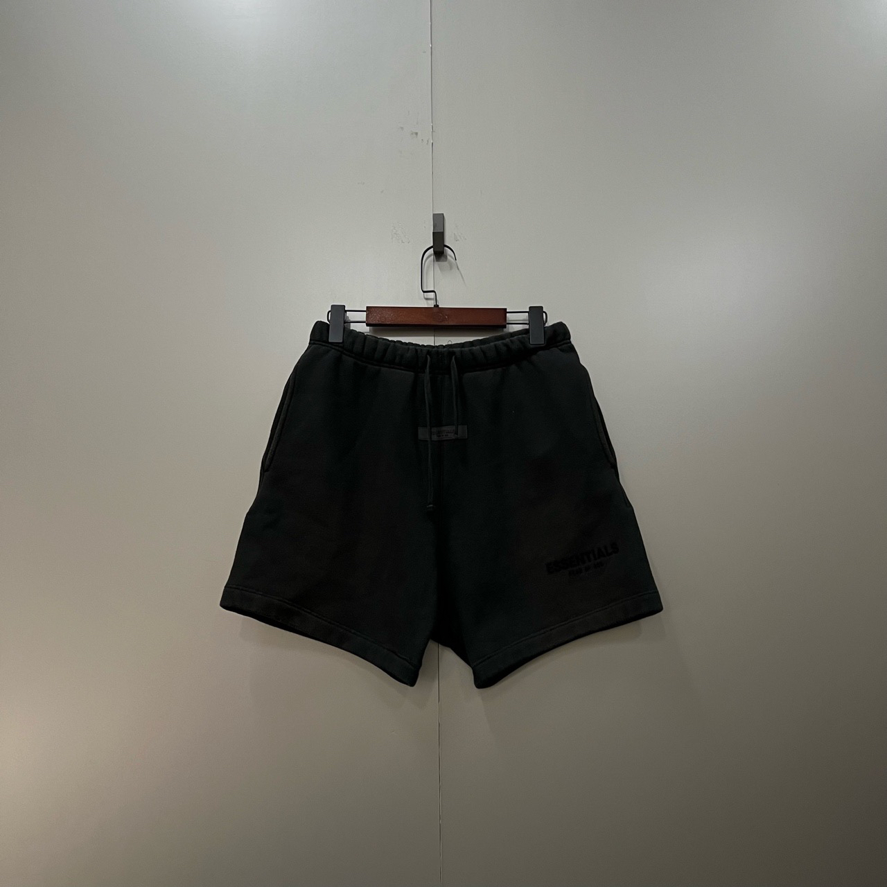 95新  (ll) ESSENTIALS 黑色贴标logo抽绳短裤 XS码