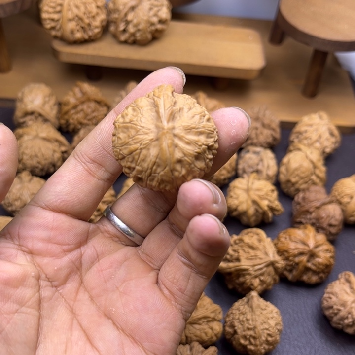 泽***亿桃核吊坠宫灯一根筋