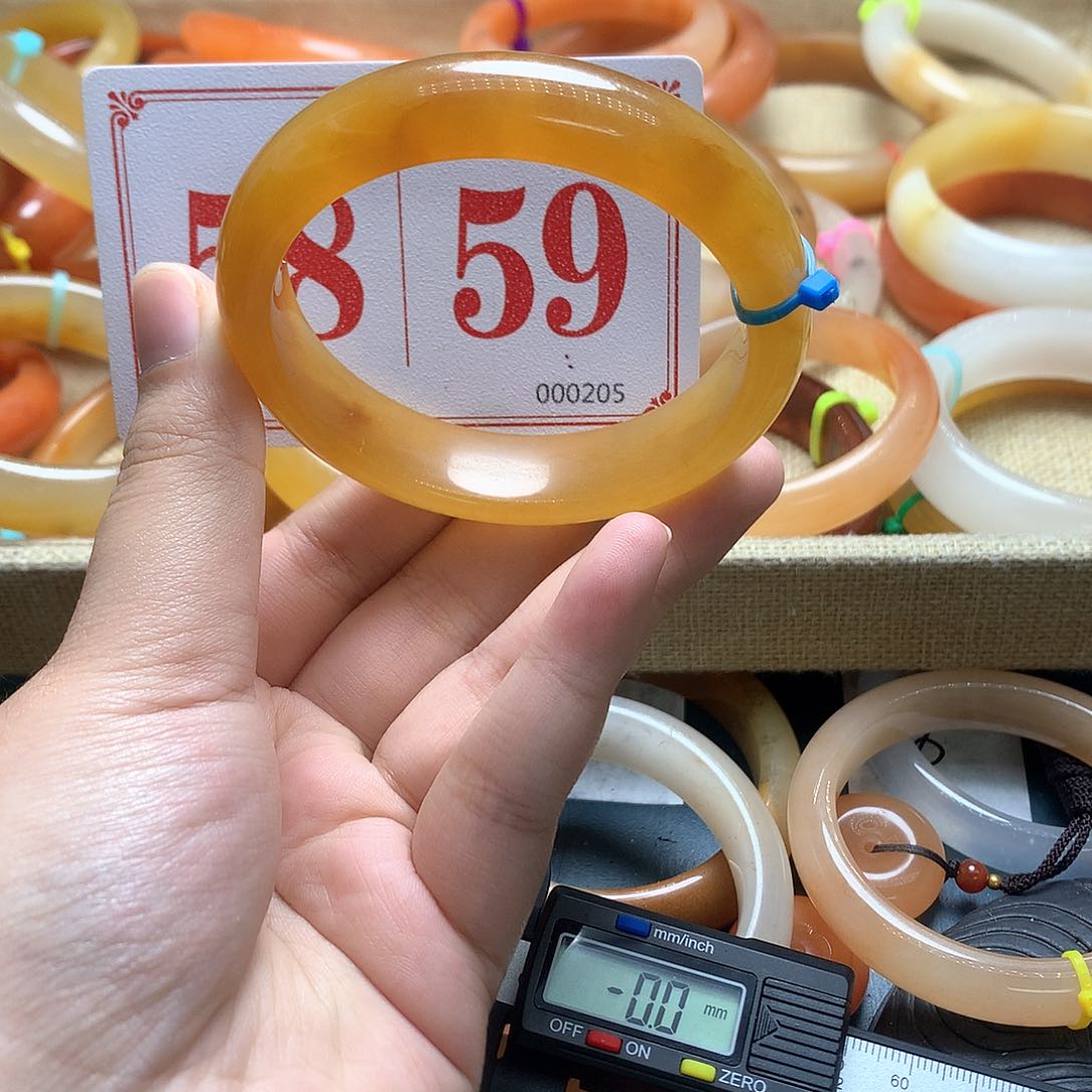 未镶嵌石英质玉（黄龙玉）手镯