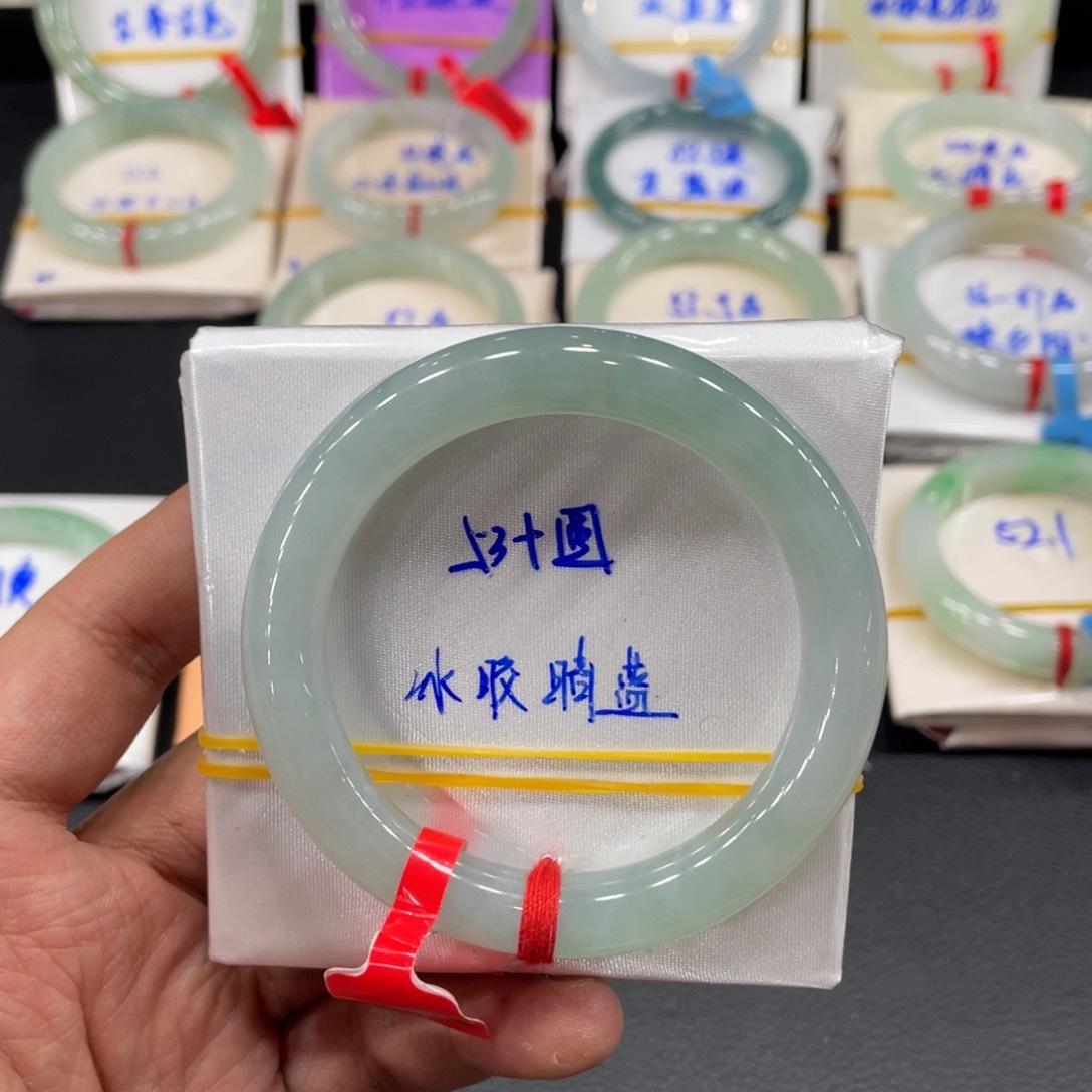 翡翠手镯未镶嵌天然翡翠