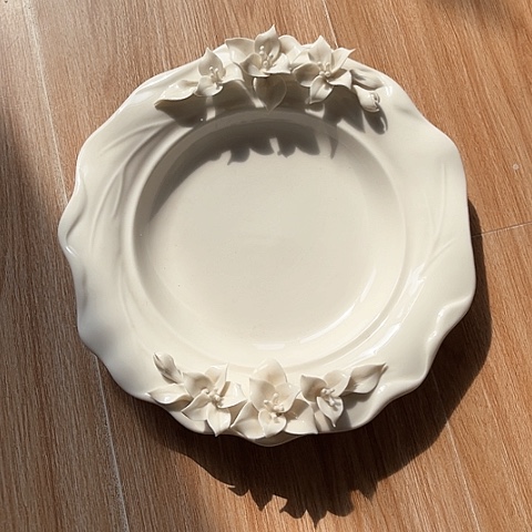 白瓷本**学25厘米捏花盘子
