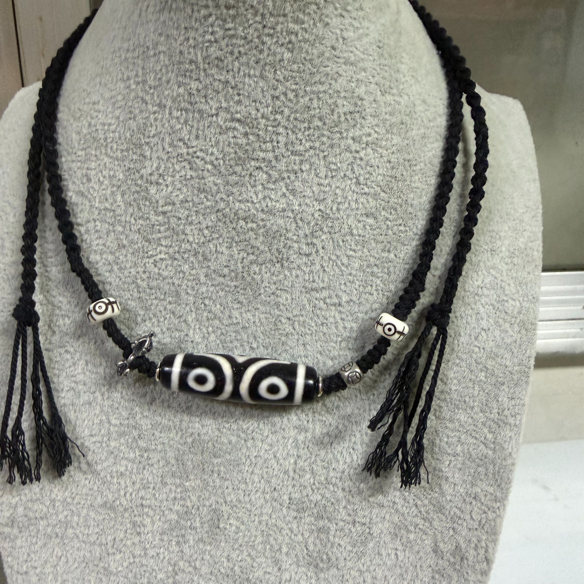 天然玛瑙黑白满钙化纯手工宝盖三眼天珠颈链