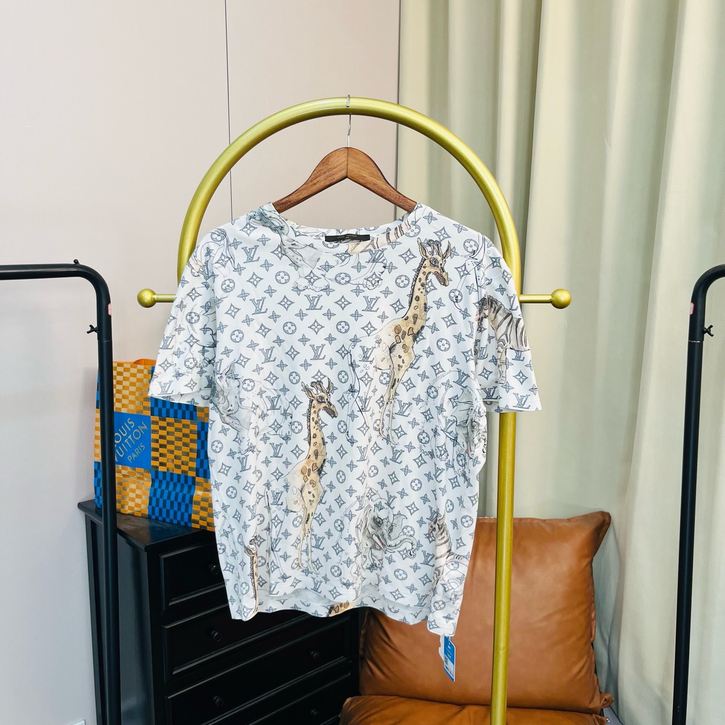 99新 LouisVuitton/路易威登 玄色 白色满印长颈鹿短袖 M码