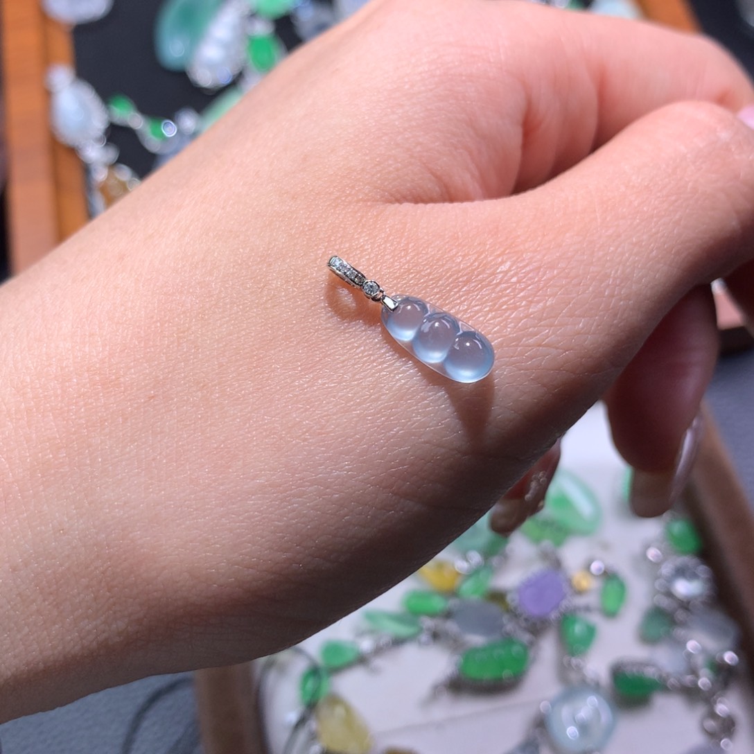 翡翠18K金镶嵌颈饰稀有 蓝紫荧光豆子滴流