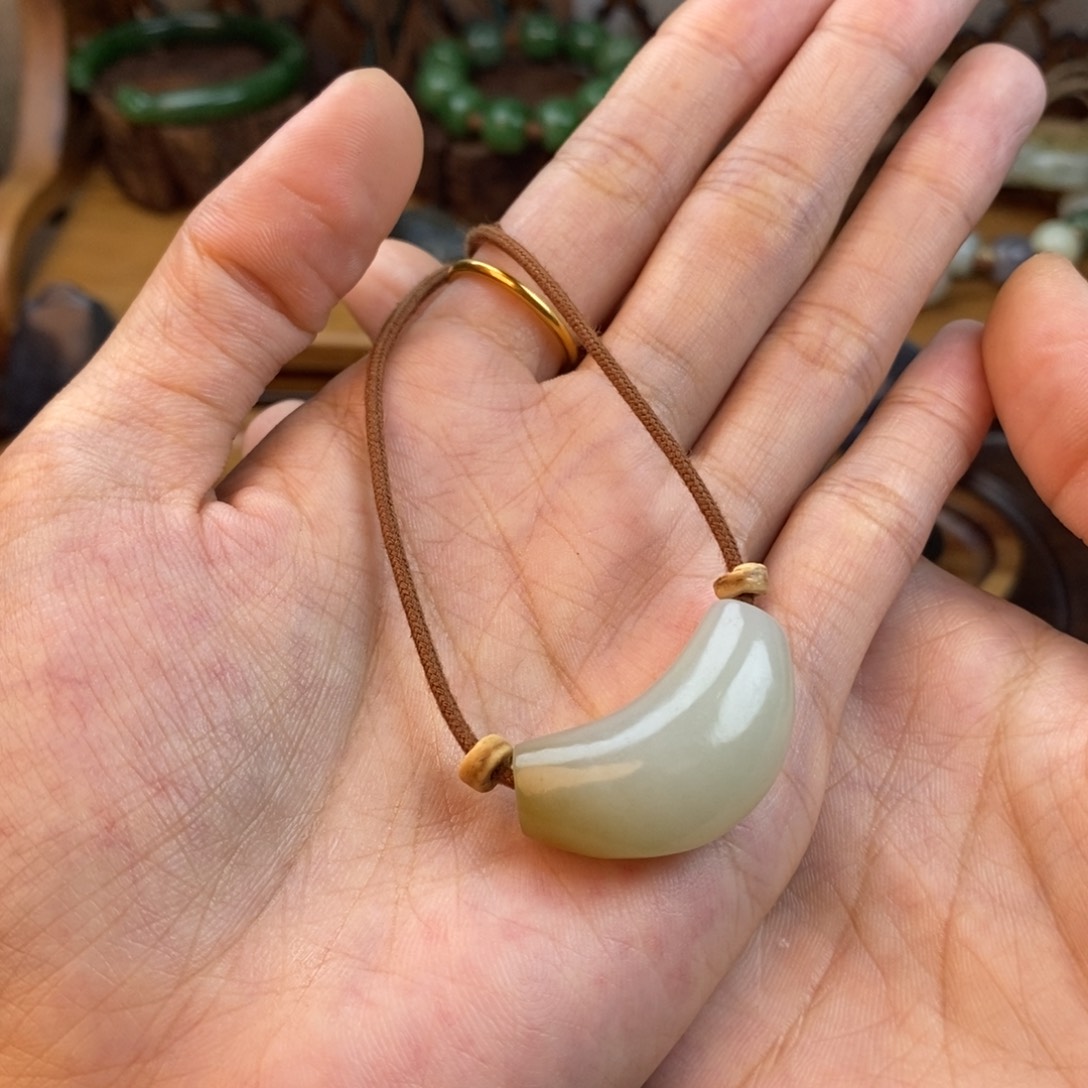 桉***柠颈饰未镶嵌和田玉（糖玉）