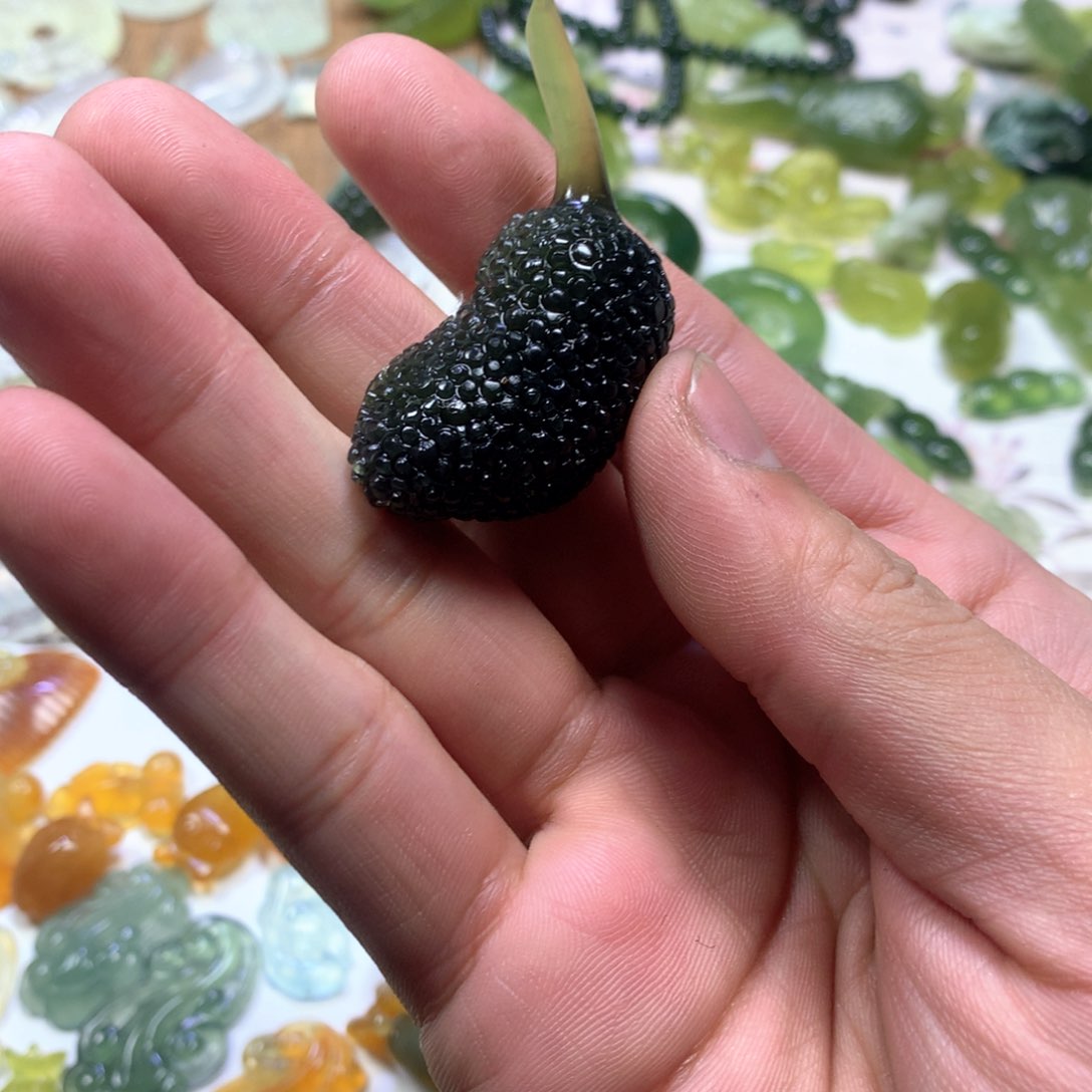 岫玉颈饰未镶嵌桑葚