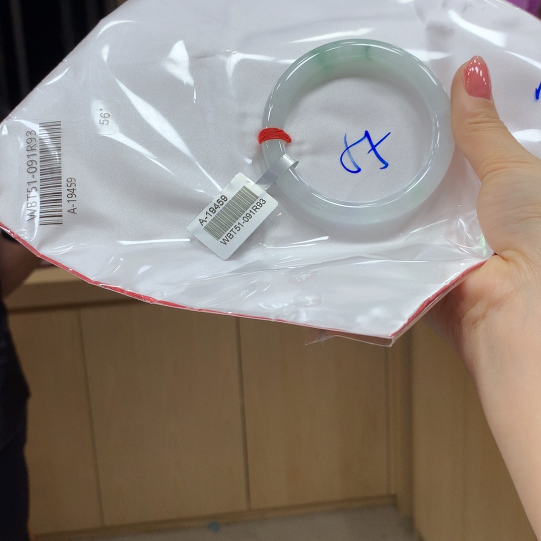 翡翠手镯未镶嵌不退不换