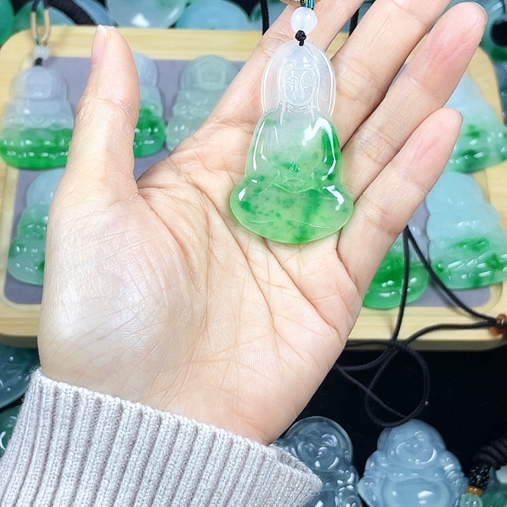 不***臣翡翠未镶嵌颈饰吊坠