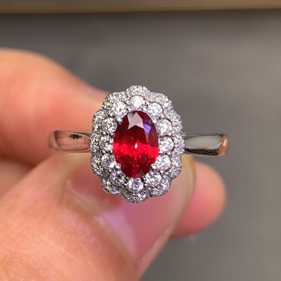 红宝石戒指18K金镶嵌