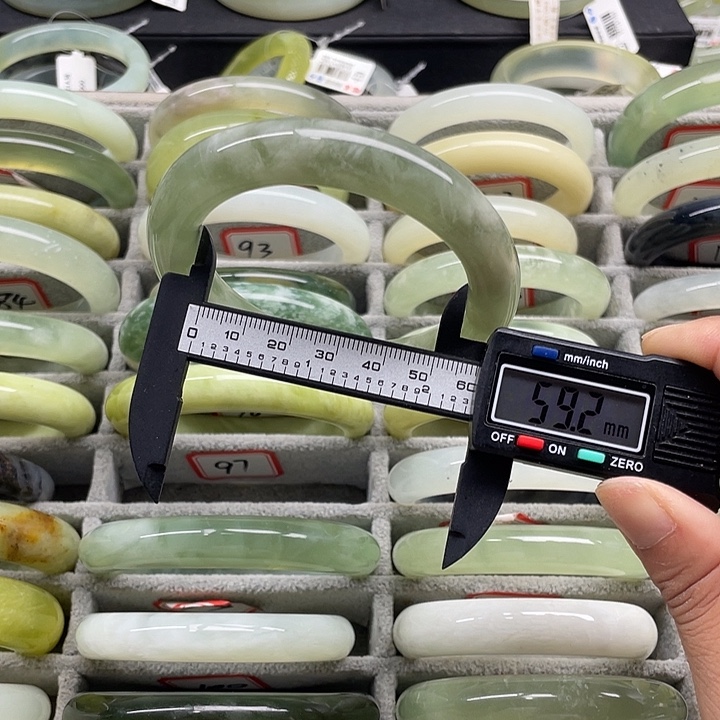 蛇纹石玉未镶嵌手镯97