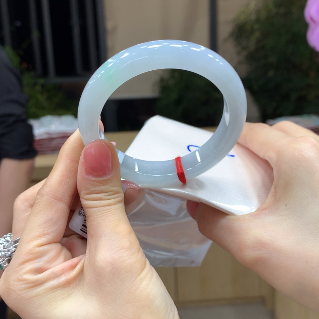 翡翠手镯未镶嵌不退不换