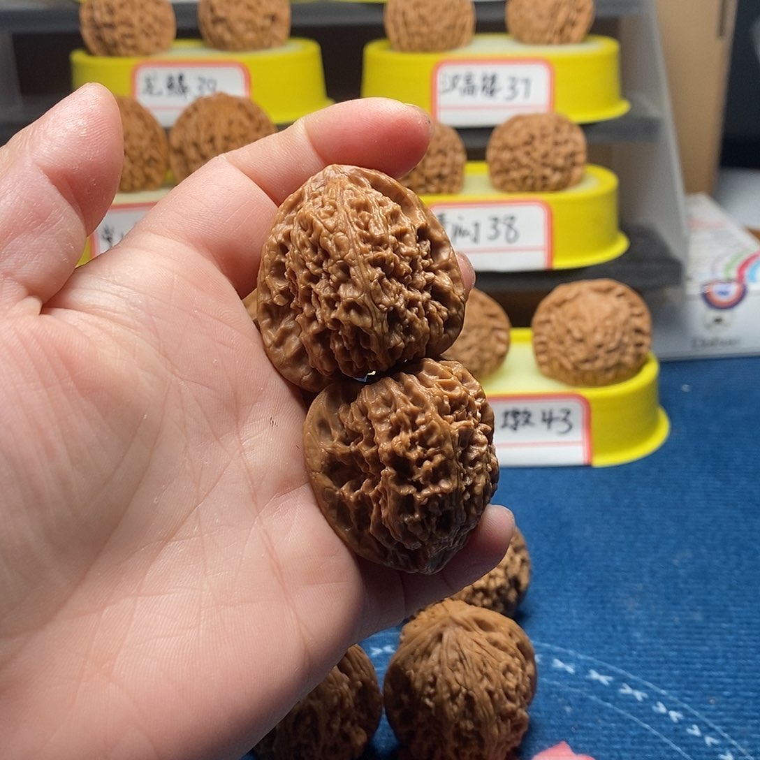 文玩核桃吊坠南疆石全品无修