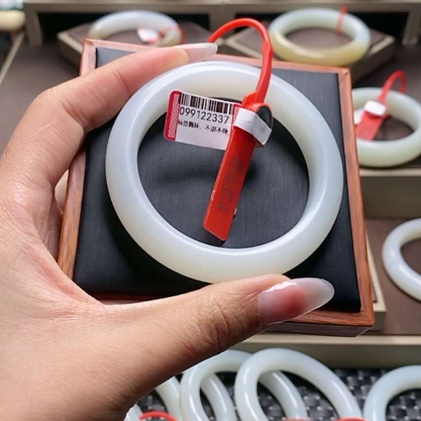 【闪购商品】和田玉手镯未镶嵌妮*