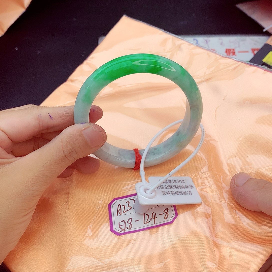 翡翠手镯未镶嵌翡翠