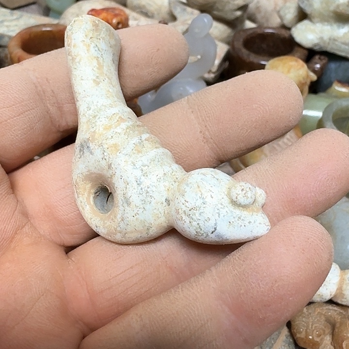 蛇纹石玉颈饰未镶嵌