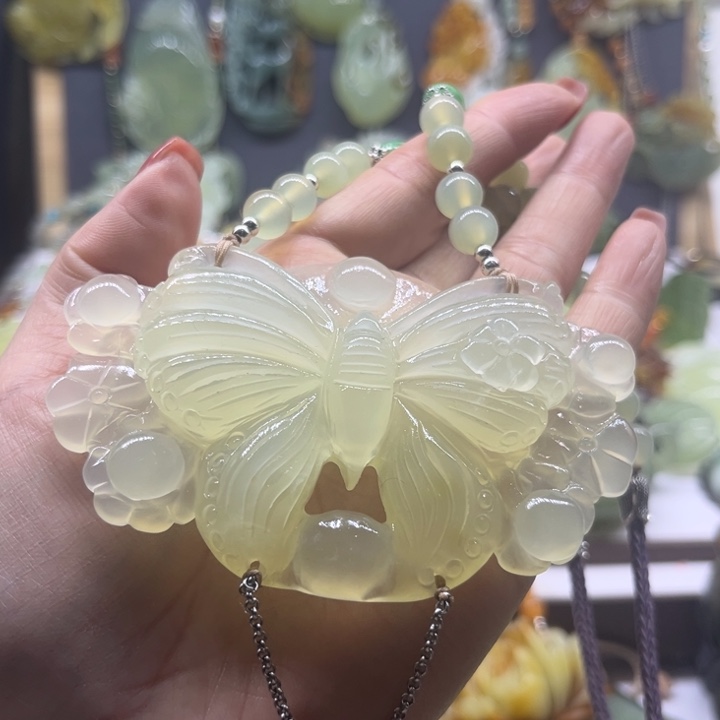 蛇纹石玉未镶嵌颈饰