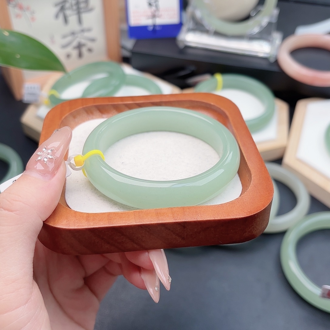 石英质玉未镶嵌手镯