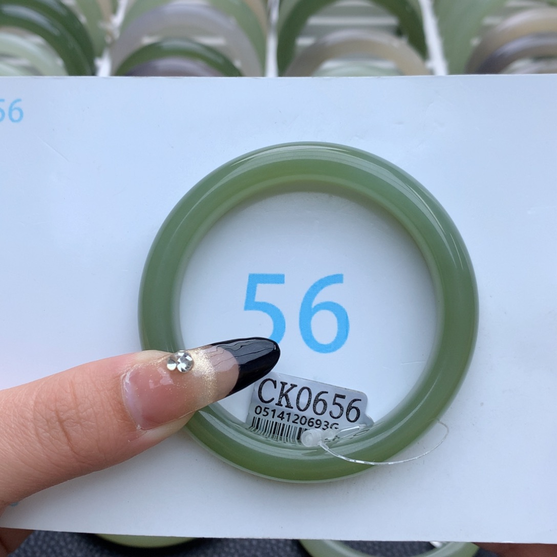 和田玉手镯未镶嵌八****?