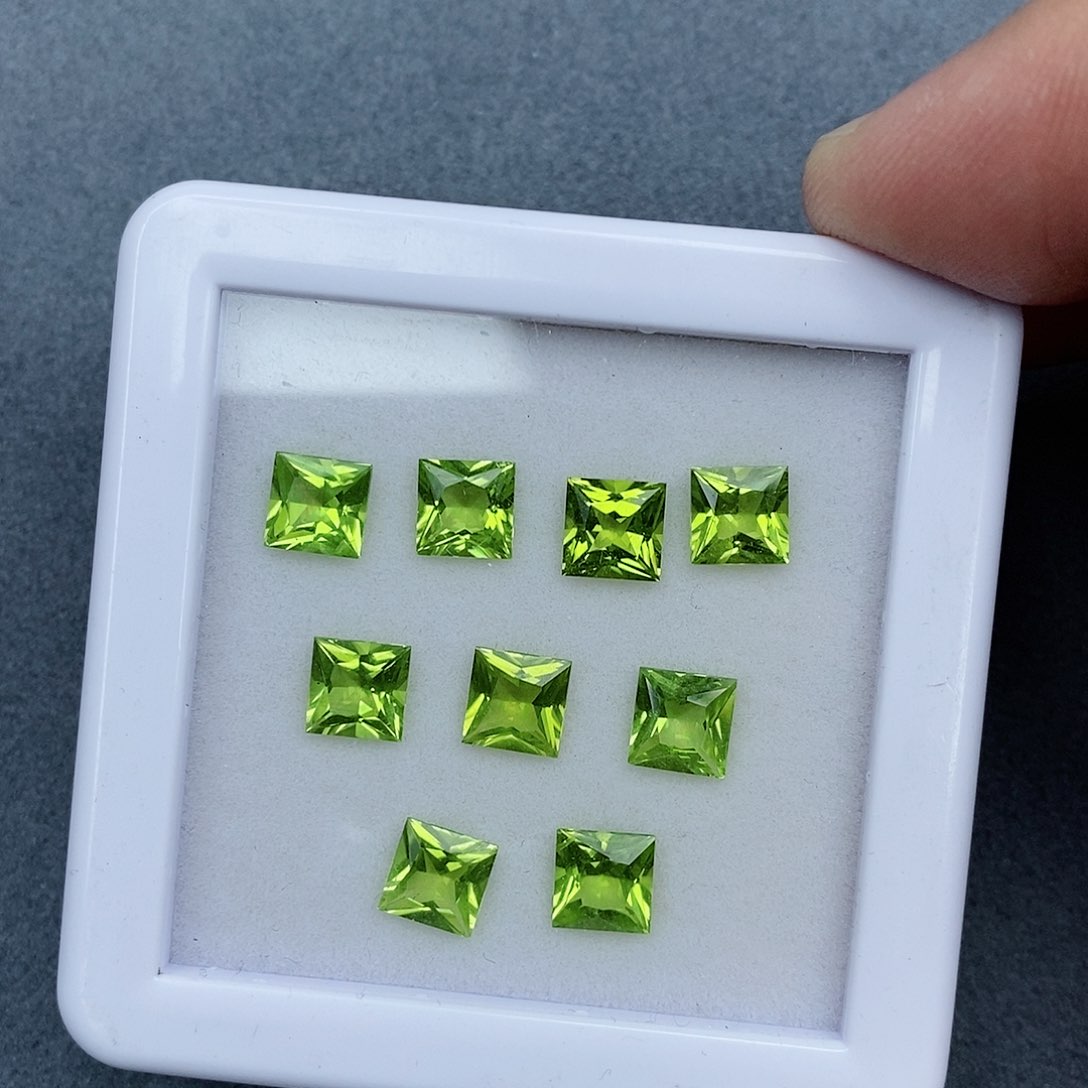 橄榄石笔搁未镶嵌1.2ct裸石