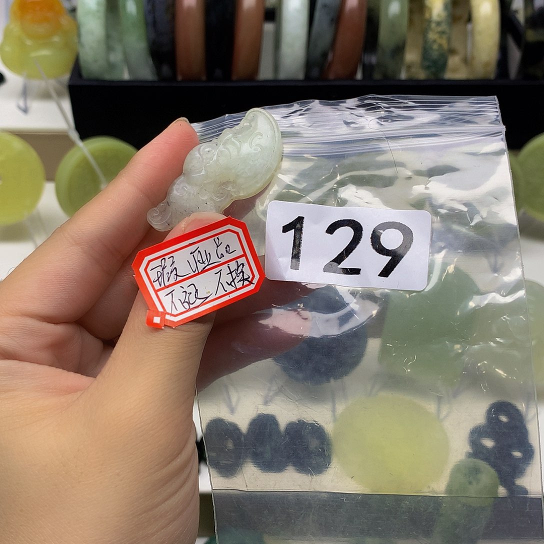 蛇纹石玉颈饰未镶嵌