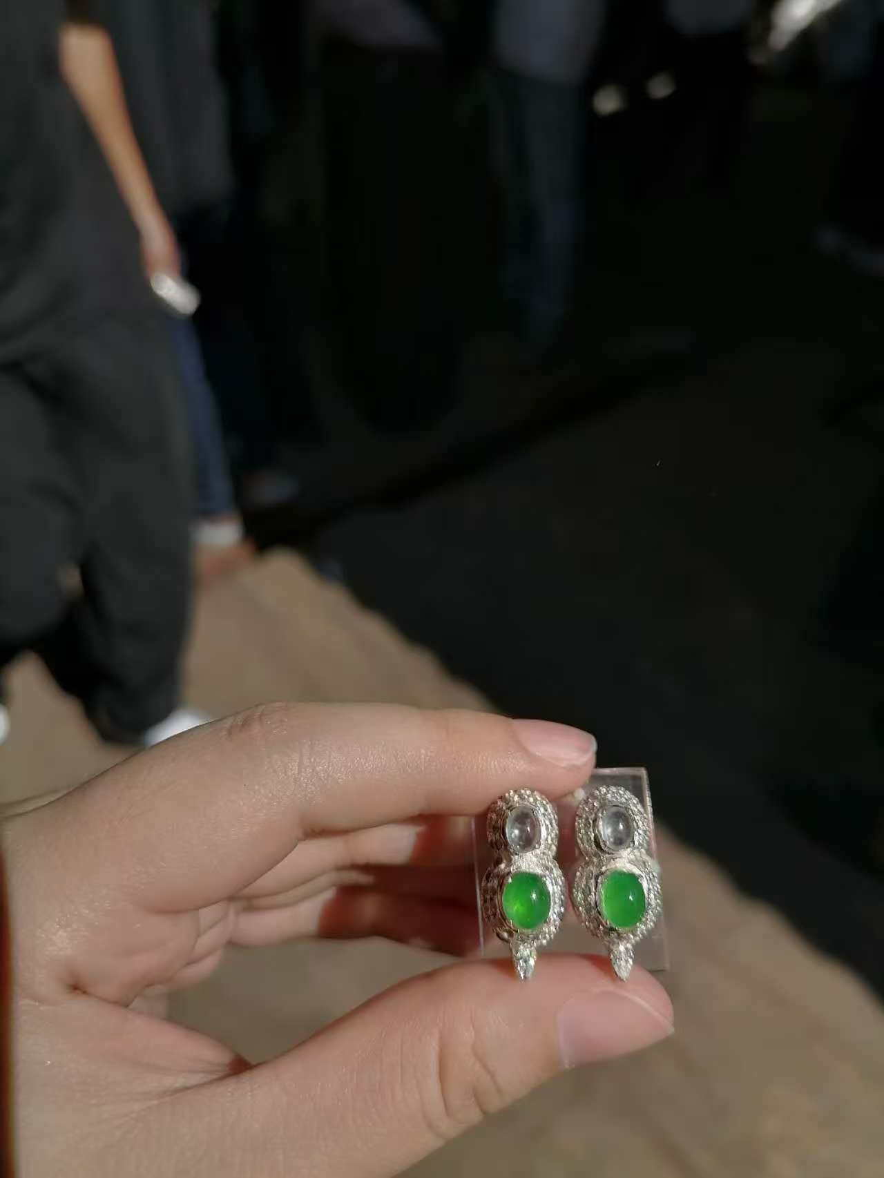 冰种翡翠木那绿白冰4颗荧光足（买断价格不退换）