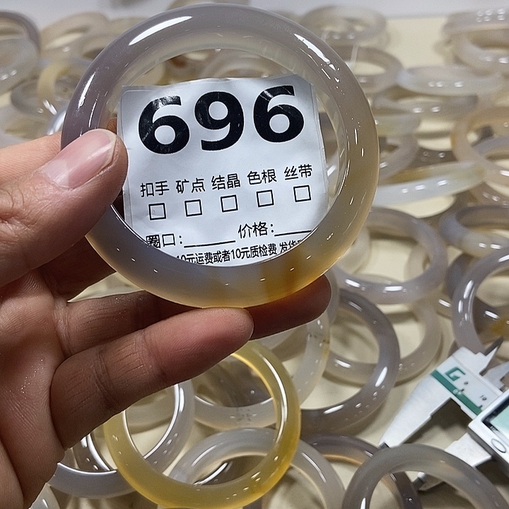 鹑***餮玛瑙/玉髓未镶嵌手镯