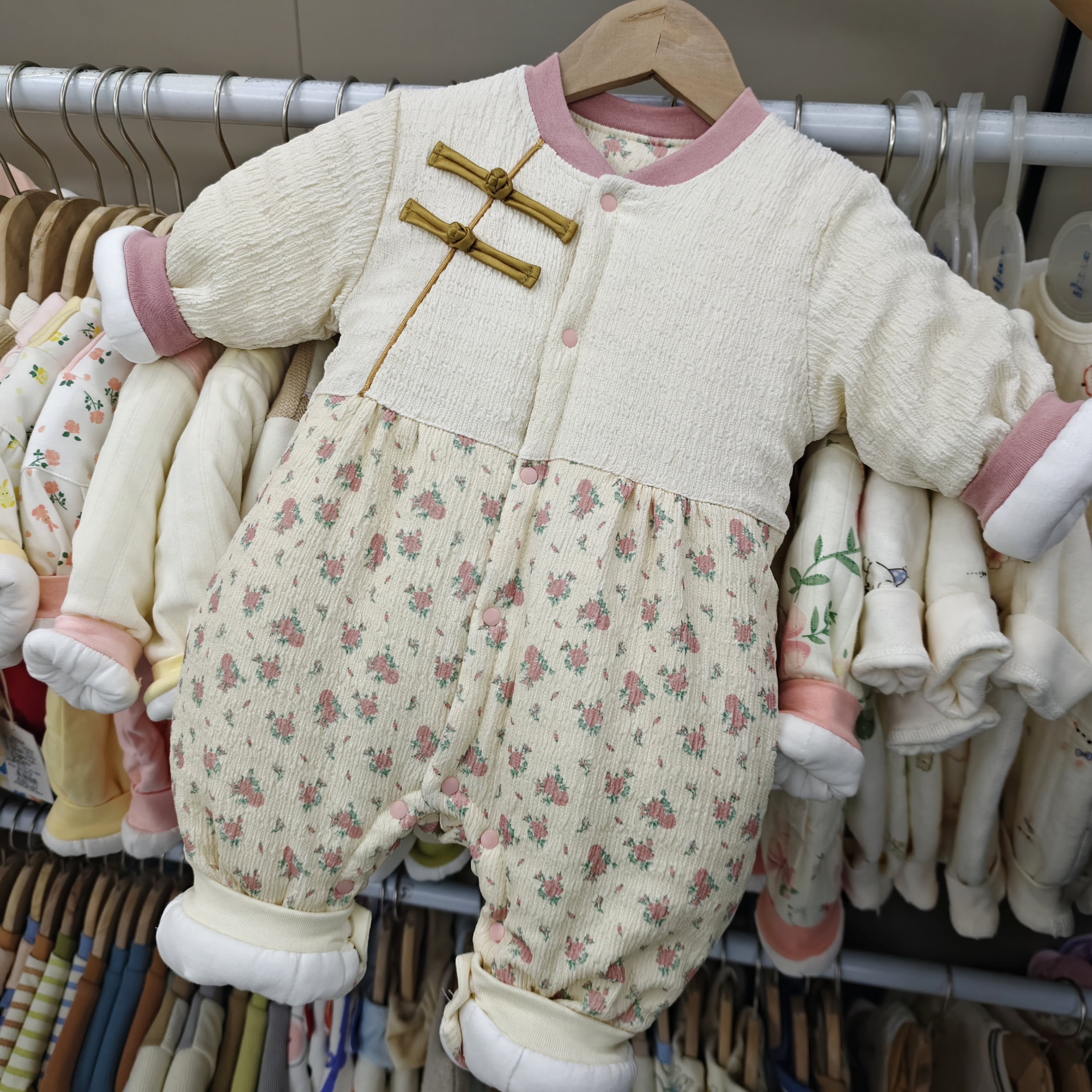 新生儿连体衣秋冬200g纯棉婴儿蝴蝶衣0-3-6个月盘扣碎花宝宝加厚