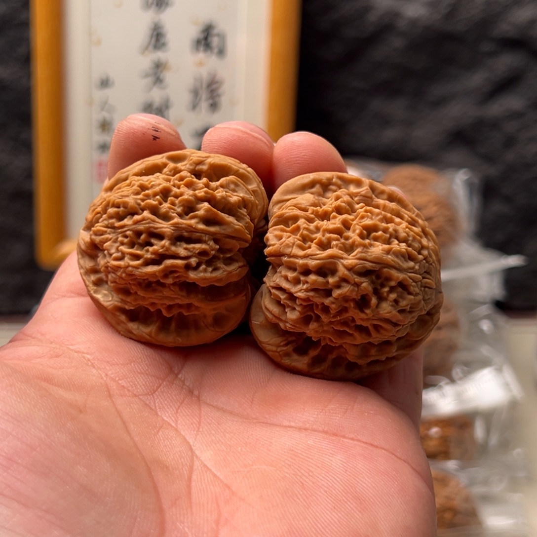 滨***理把件文玩核桃南疆42黄点