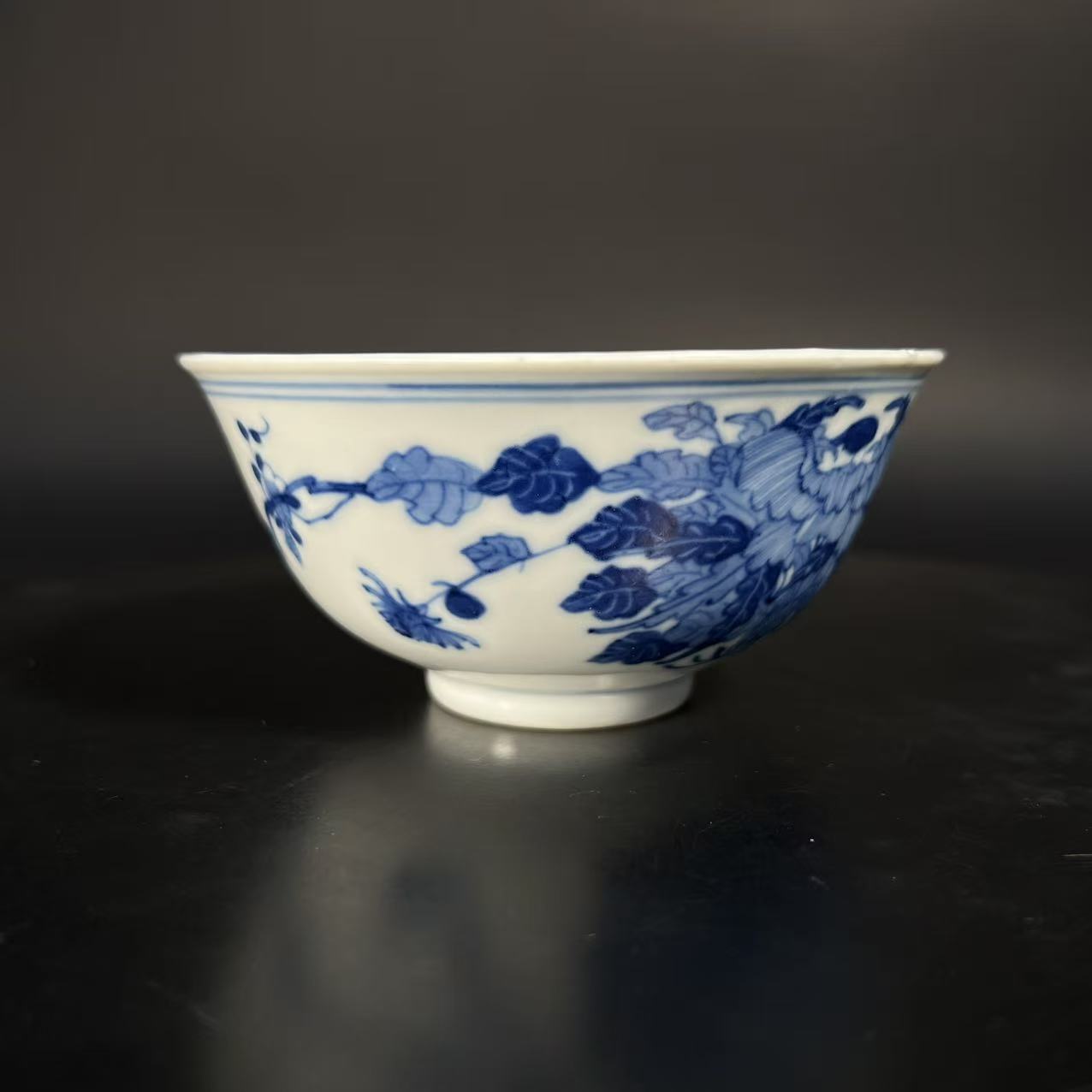 青花花卉纹碗           