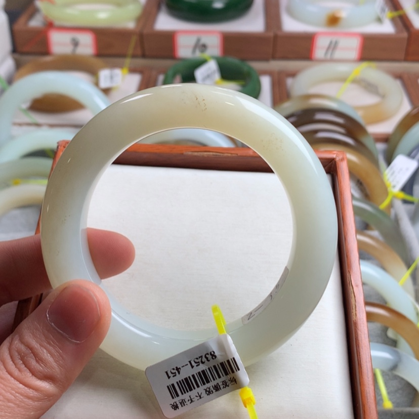 【闪购商品】和田玉手镯未镶嵌57