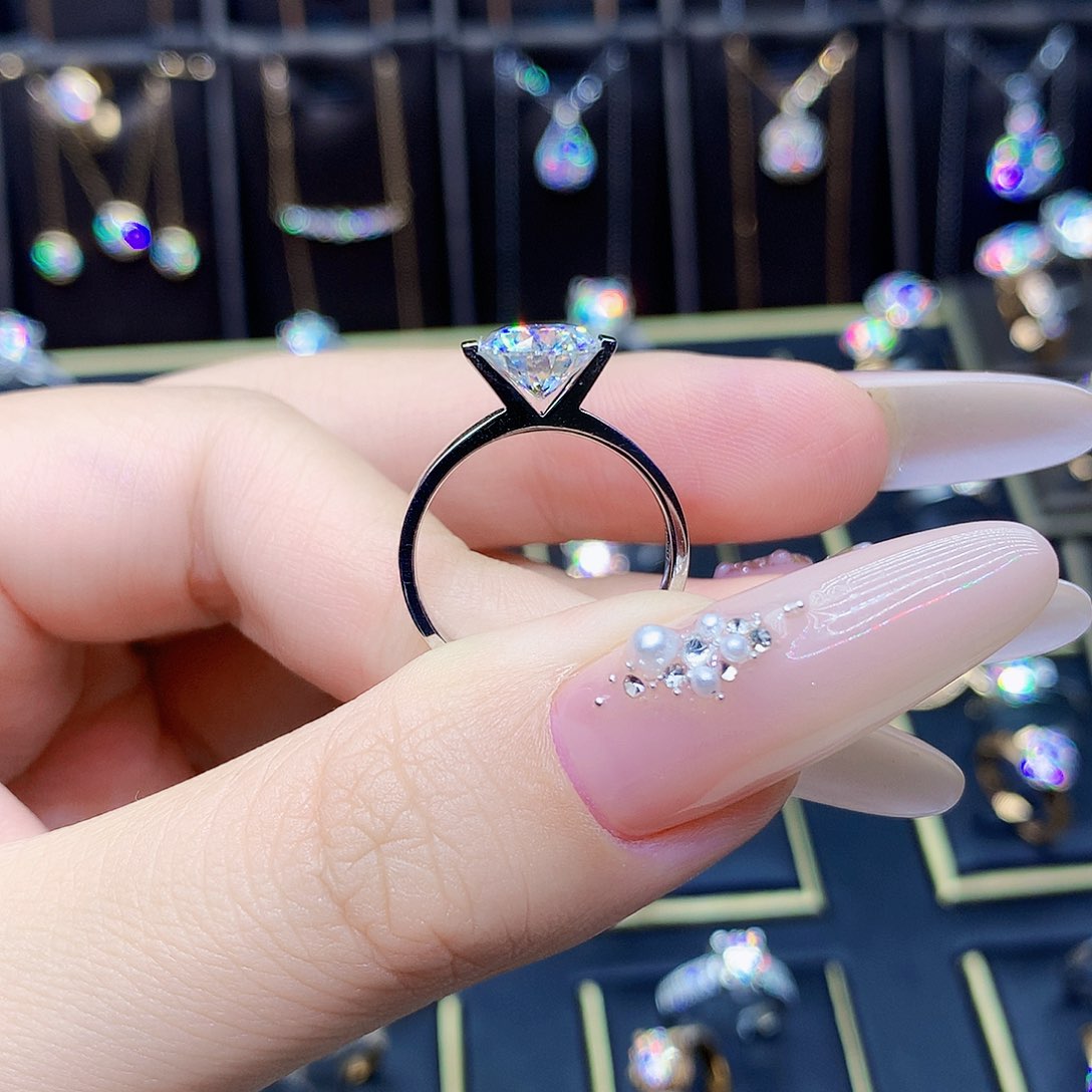 18K金镶嵌合成碳硅石（莫桑石）戒指/指环昙**现