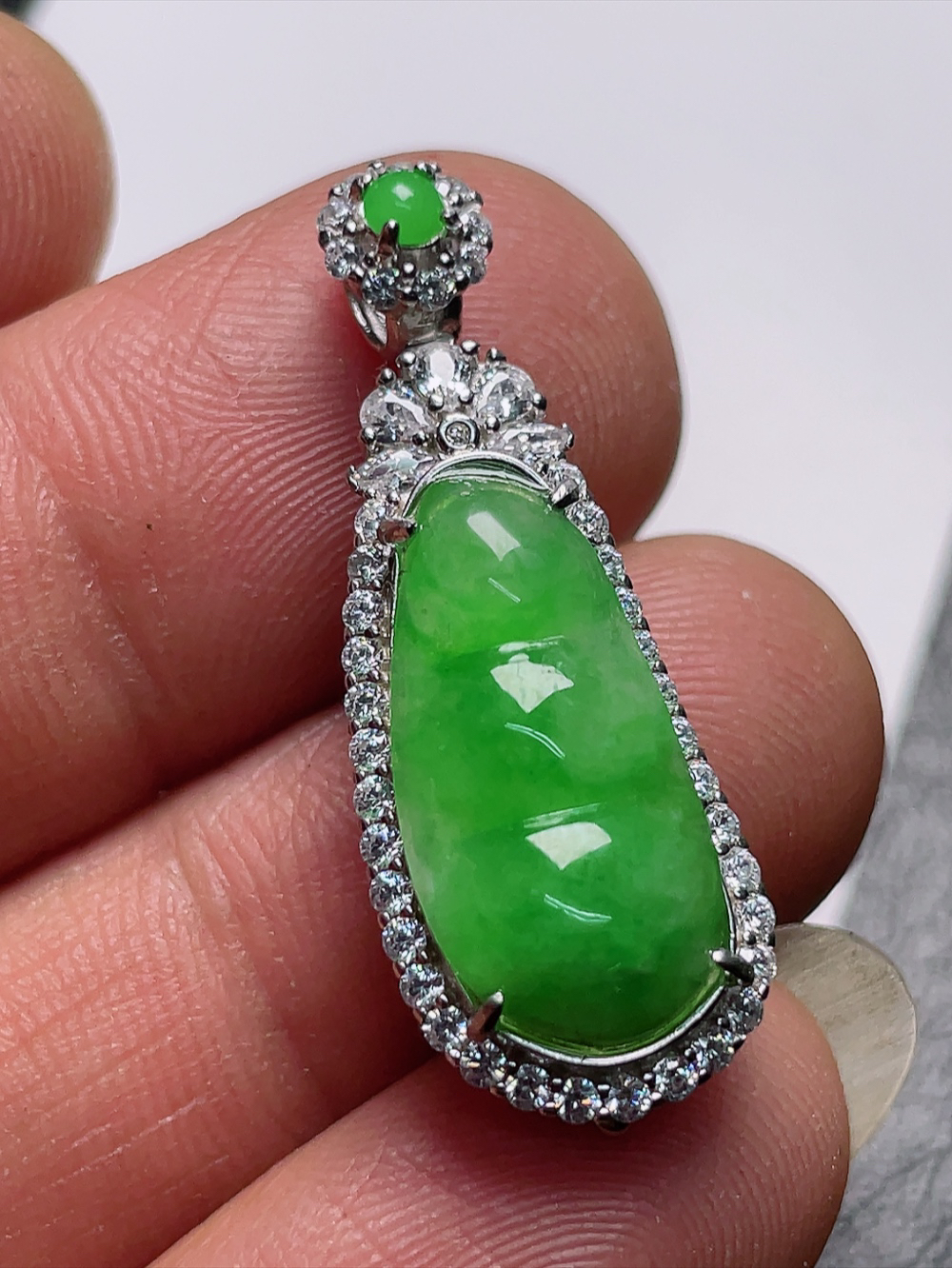 （缅料翡翠A货）925银镶嵌冰种飘绿福豆吊坠（尺寸34-12.5-9.5）