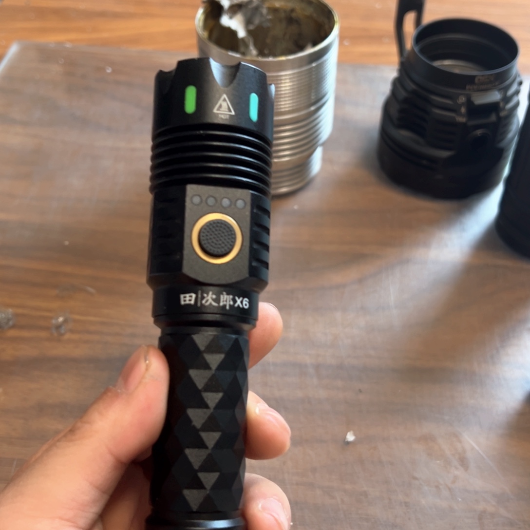 X6强光照射手电筒
