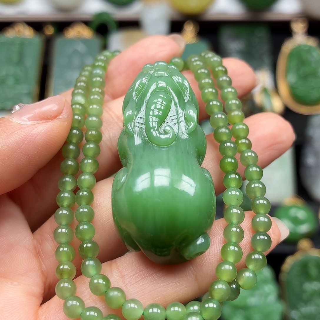 和田玉未镶嵌颈饰猫眼