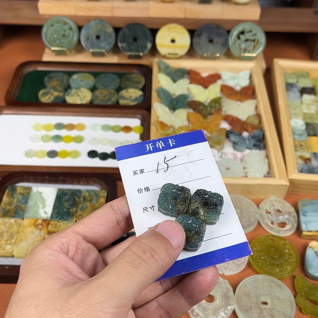 梦***溪蛇纹石玉未镶嵌颈饰