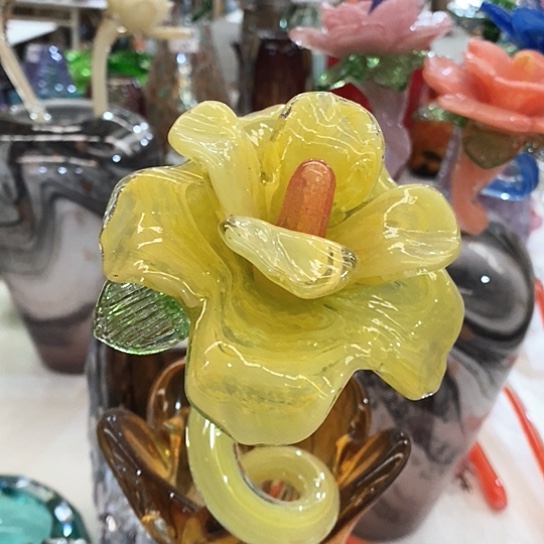 琉璃花瓶高45厘米宽9厘米