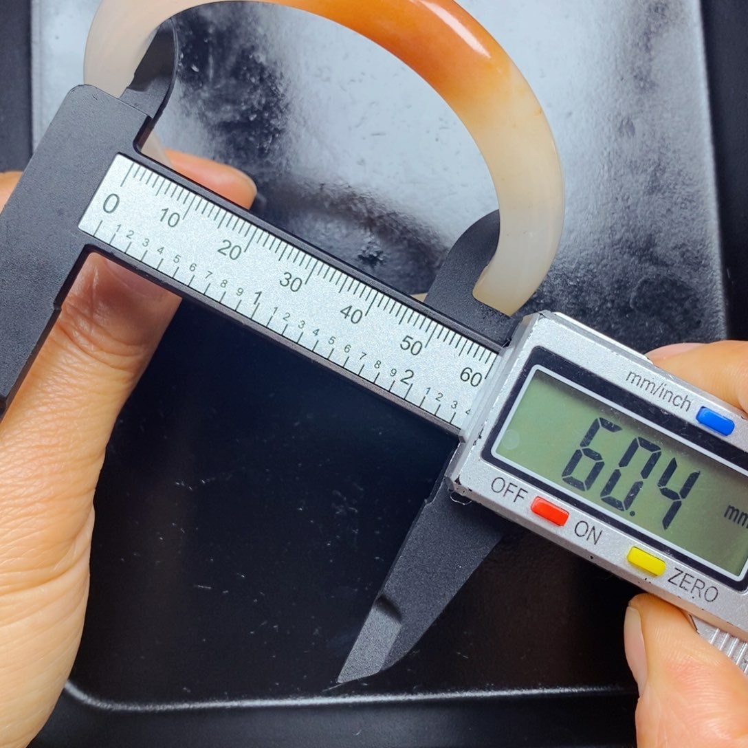 石英质玉（黄龙玉）未镶嵌颈饰