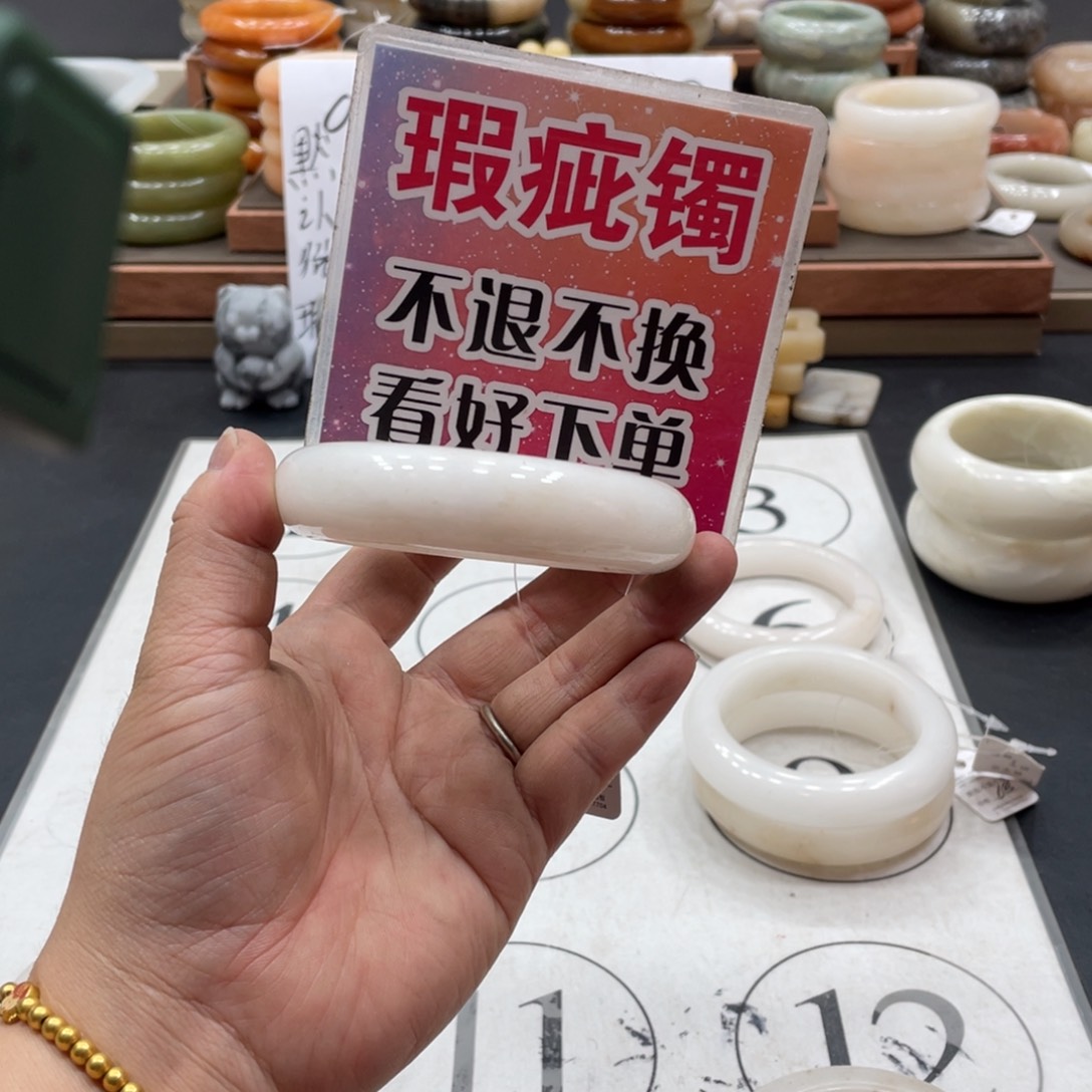 悠***子未镶嵌手镯石英质玉