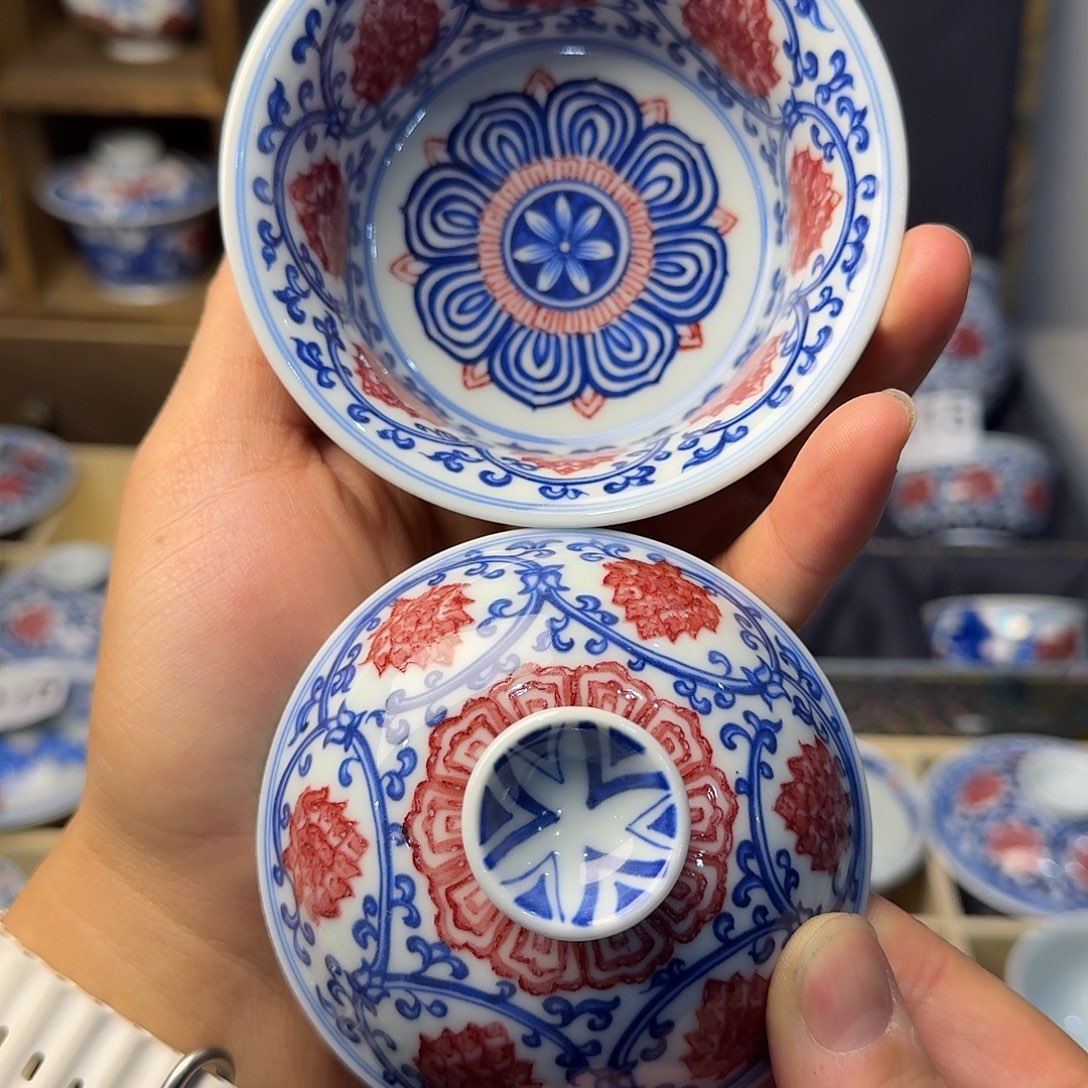 釉里红金刚莲马蹄盖碗