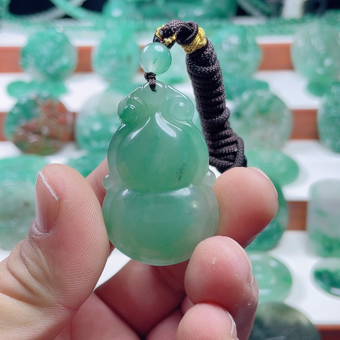 颈饰未镶嵌石英质玉