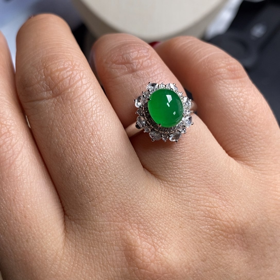 翡翠颈饰18K金镶嵌高冰种浓阳绿满色起胶蛋面戒指